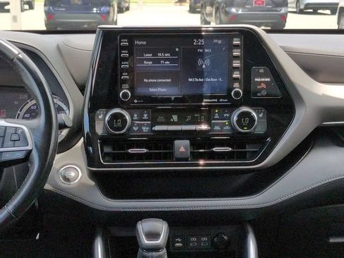 Used 2022 Toyota Highlander XLE FWD image 18