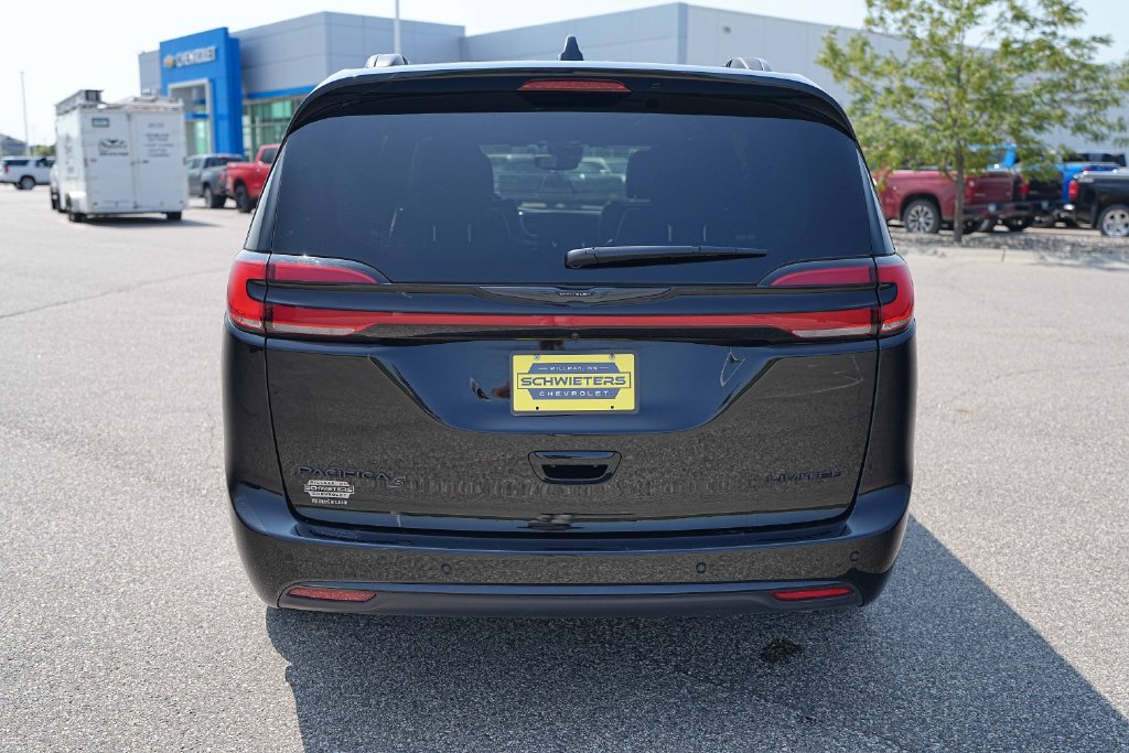 Used 2025 Chrysler Pacifica Limited FWD image 8