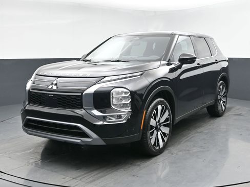 New 2026 Mitsubishi Outlander LE image 1