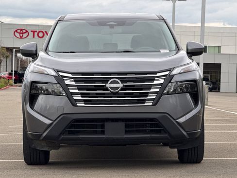 Used 2024 Nissan Rogue SV image 9