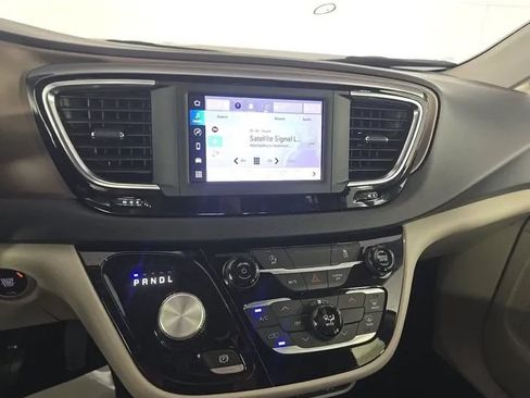 Used 2024 Chrysler Voyager LX FWD image 8
