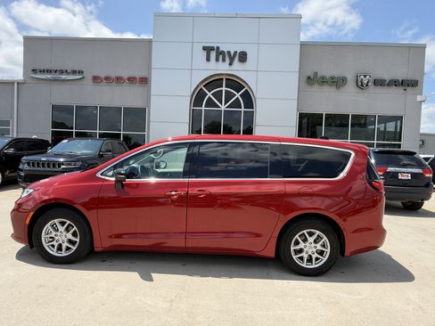 Used 2024 Chrysler Pacifica Touring-L FWD image 36