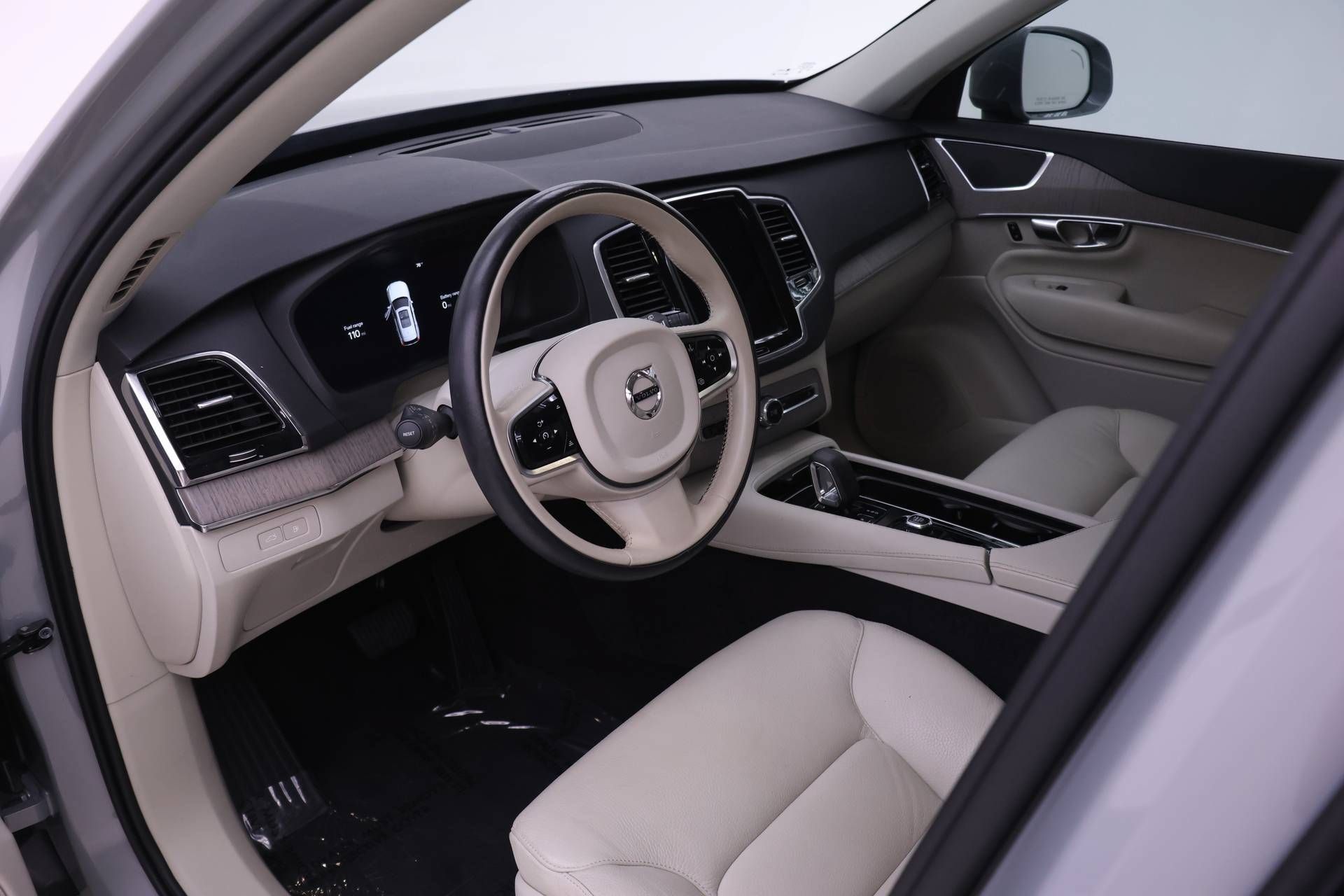 Certified 2025 Volvo XC90 T8 Plus w/ Protection Package Premier AWD/4WD image 6