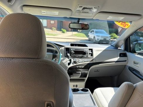 Used 2013 Toyota Sienna LE w/ Towing Pkg FWD image 19