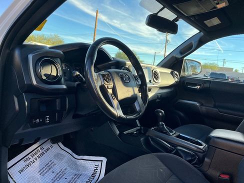 Used 2016 Toyota Tacoma TRD Sport image 24