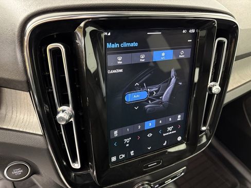 Used 2024 Volvo XC40 B5 Core image 24