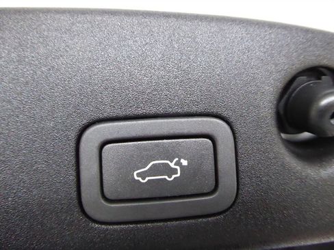 Used 2013 Jaguar XJ AWD image 33