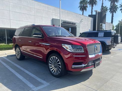 Used 2018 Lincoln Navigator Reserve w/ Technology Package AWD/4WD image 2
