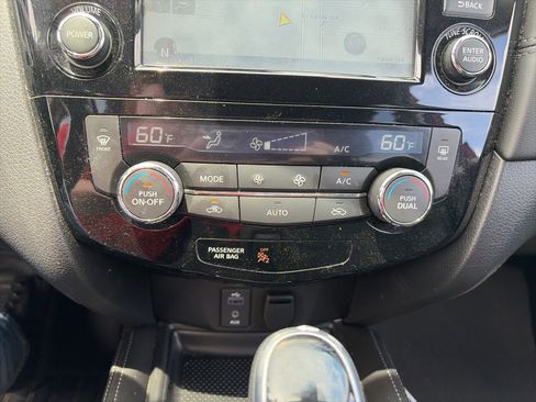 Used 2017 Nissan Rogue SL FWD image 16