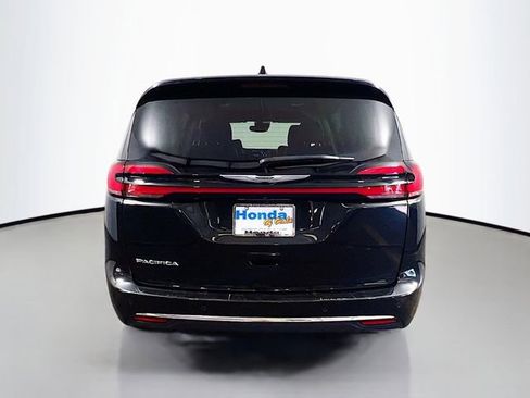Used 2023 Chrysler Pacifica Touring-L FWD image 21