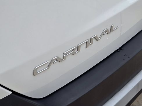 New 2026 Kia Carnival EX FWD image 8