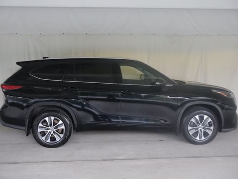 Used 2022 Toyota Highlander XLE AWD/4WD image 6