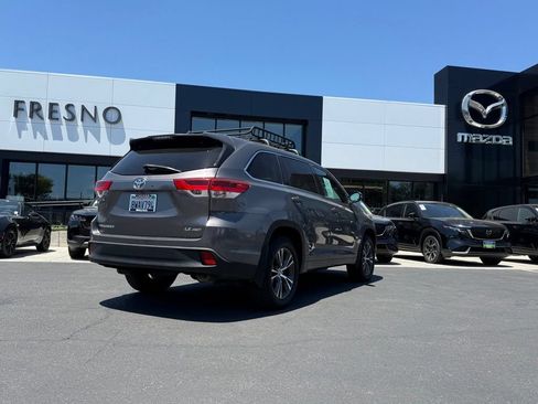 Used 2018 Toyota Highlander Plus w/ Preferred Accessory Package AWD/4WD image 8