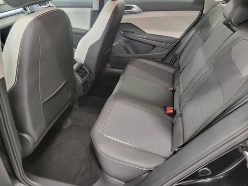 Used 2025 Volkswagen Taos SE AWD/4WD image 22