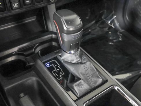 Used 2018 Toyota Tacoma TRD Off-Road w/ Technology Package AWD/4WD image 31