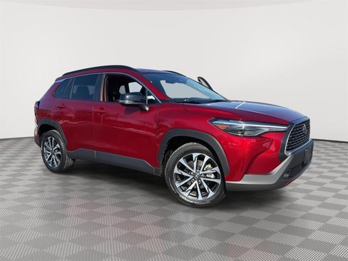 Used 2025 Toyota Corolla Cross XLE image 1