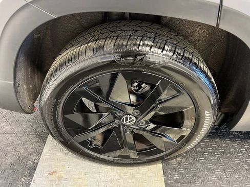 Used 2025 Volkswagen Taos SE image 14