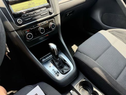 Used 2011 Volkswagen Golf 4-Door FWD image 11