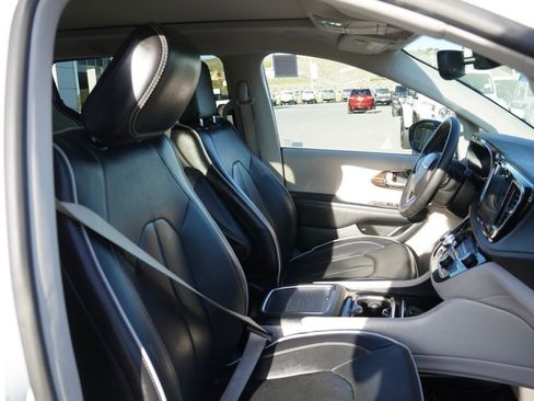 Certified 2023 Chrysler Pacifica Limited image 19