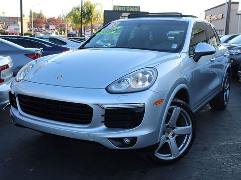 Used 2018 Porsche Cayenne Platinum Edition image 2