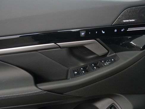 Used 2025 BMW 530i w/ Premium Package image 10