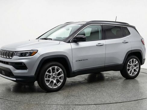 Used 2025 Jeep Compass Limited image 3