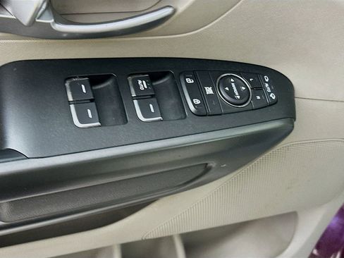 Used 2016 Kia Sedona LX w/ Option Group 020 FWD image 22