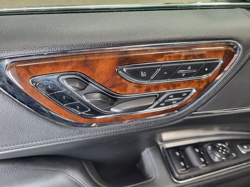 Used 2017 Lincoln Continental Reserve w/ Climate Package image 3