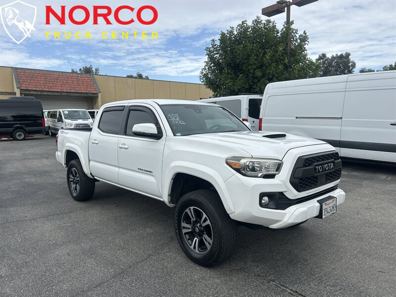 Used 2018 Toyota Tacoma TRD Sport w/ Technology Package RWD image 2