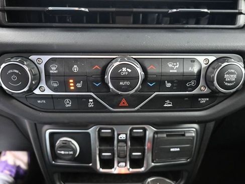 Used 2025 Jeep Wrangler Sahara image 24