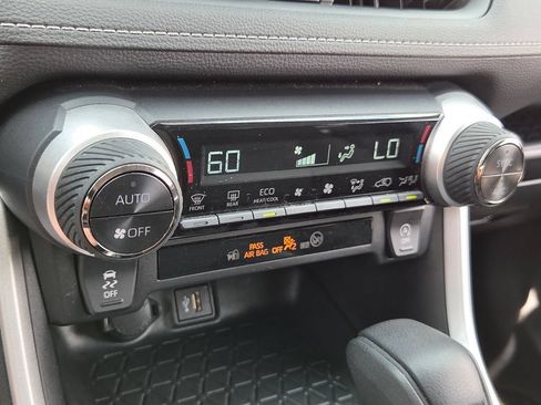 Used 2025 Toyota RAV4 XLE AWD/4WD image 17