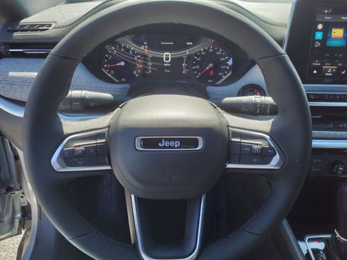 Used 2025 Jeep Compass Latitude image 11