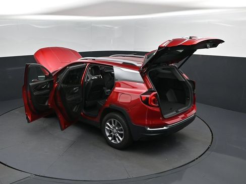 Used 2024 GMC Terrain SLT w/ Tech Package FWD image 2