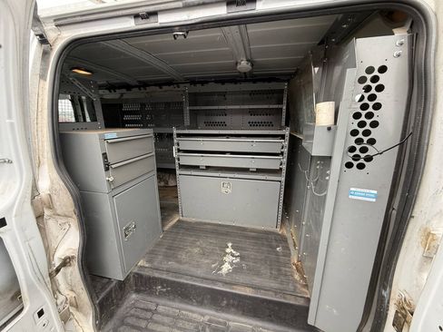 Used 2014 Chevrolet Express 2500 RWD image 17