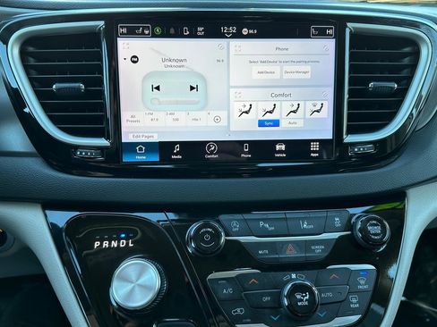 Certified 2024 Chrysler Pacifica Touring-L image 28