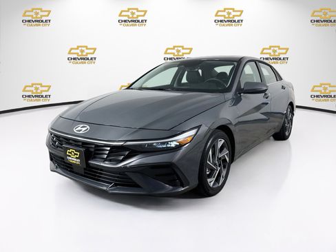 Used 2025 Hyundai Elantra Limited FWD image 3