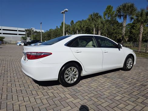 Used 2015 Toyota Camry LE image 11