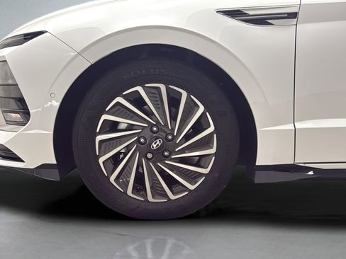 Certified 2025 Hyundai Sonata Limited FWD image 9