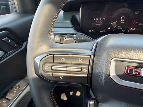 Used 2026 GMC Acadia AT4 w/ Luxury Package AWD/4WD image 16