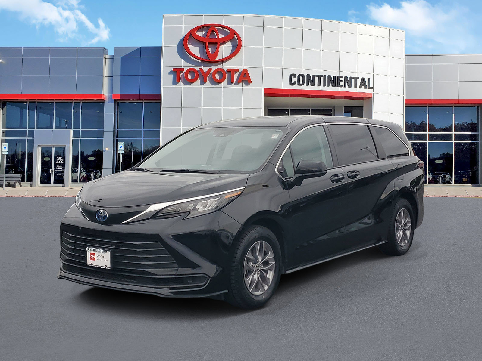 Certified 2024 Toyota Sienna LE FWD image 3