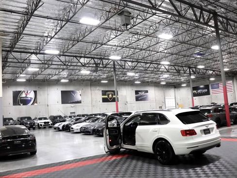 Used 2017 Bentley Bentayga image 16