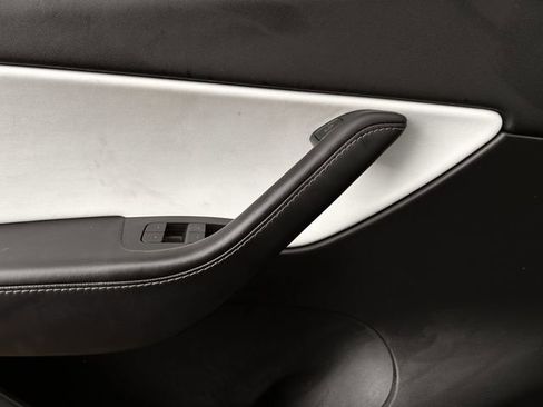 Used 2021 Tesla Model Y Long Range image 22