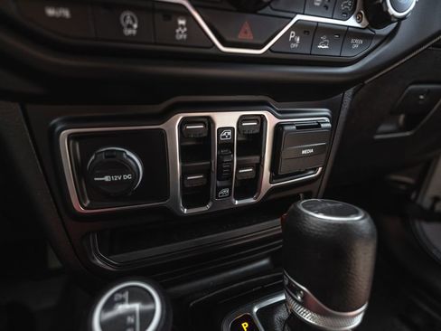 Used 2021 Jeep Gladiator Willys image 16