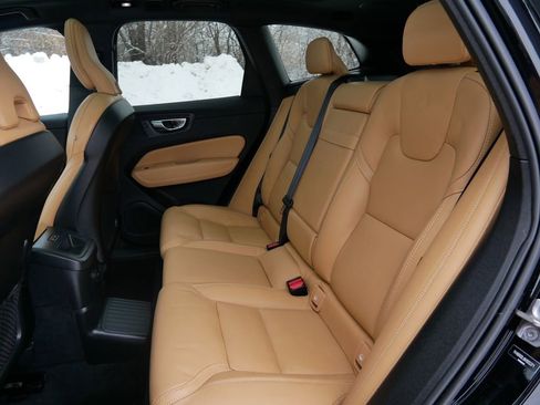 Used 2022 Volvo XC60 T8 Inscription w/ Advanced Package image 11