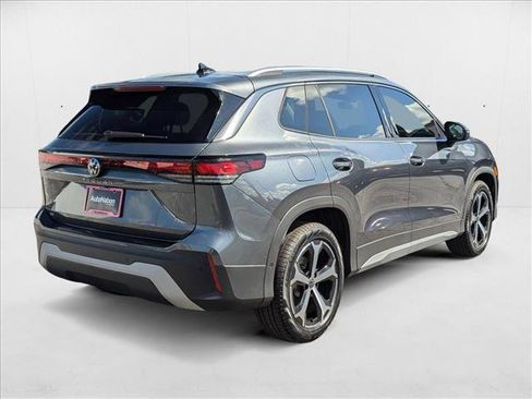 New 2025 Volkswagen Tiguan SE image 2