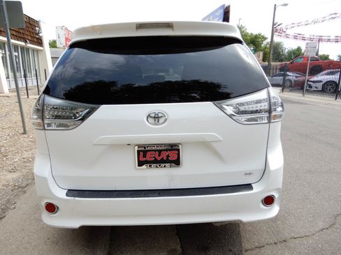 Used 2017 Toyota Sienna SE Premium FWD image 6