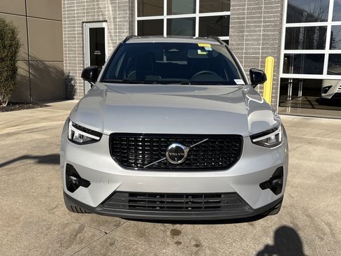 Used 2025 Volvo XC40 B5 Plus image 23