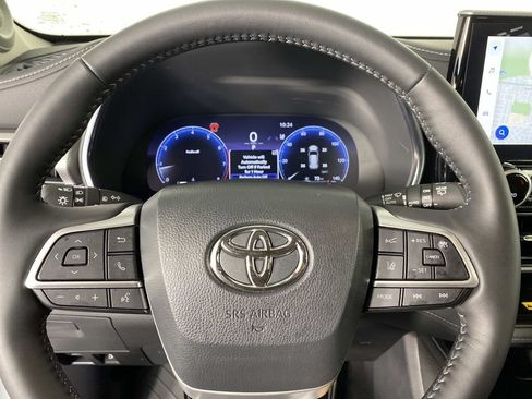 Used 2026 Toyota Highlander Platinum AWD/4WD image 16