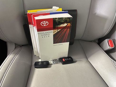 Used 2019 Toyota Highlander XLE AWD/4WD image 24