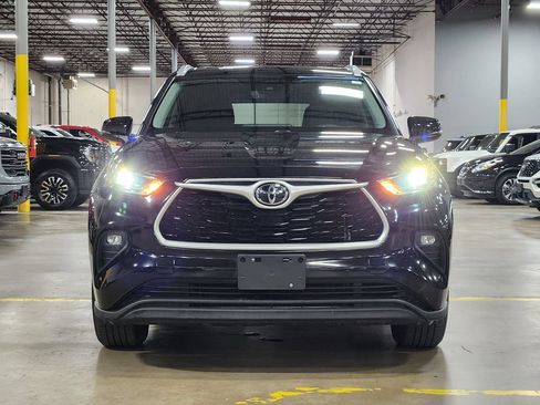 Used 2022 Toyota Highlander XLE FWD image 2